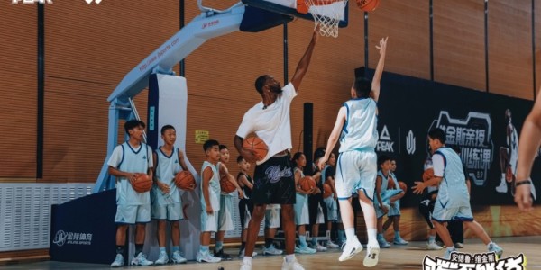 NBA状元变身“孩子王”，维金斯空降乌鲁木齐演绎快乐篮球