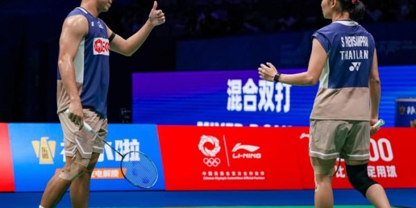 世界第1遭逆转！决胜局连丢8分葬送好局，凤凰组合1-2泰国王牌|苏皮萨拉|冯彦哲|德差波|黄东萍|马来西亚_新浪体育_新浪新闻