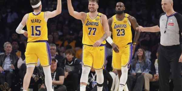 3首轮追字母+2.4亿续小里！队记曝湖人计划 詹姆斯时代真要结束了|吉安尼斯·安特托孔波|里夫斯|紫金军团|东契奇|洛杉矶湖人队_新浪体育_新浪新闻