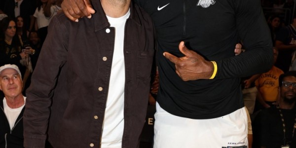 开云APP-NBA官方晒德约科维奇与詹姆斯&amp;amp;东契奇合影：伟大！