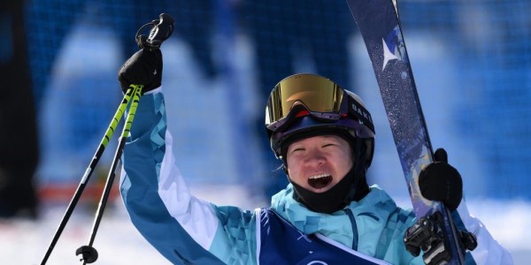 开云官网-完美收官！谷爱凌卫冕自由式滑雪U型场地金牌，李方慧夺银